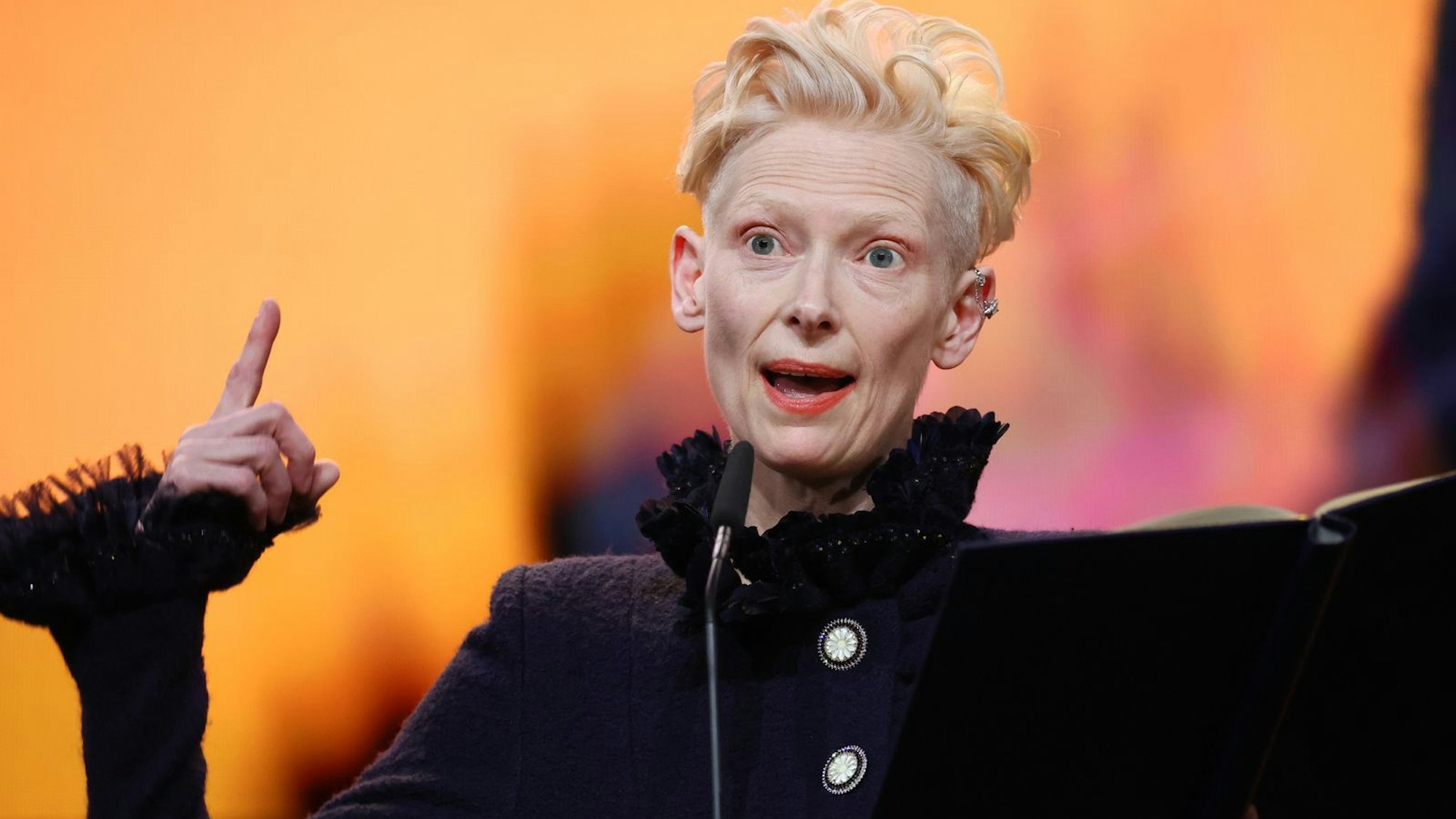 Schauspielerin Tilda Swinton (hier bei der Berlinale 2025) ist eine der Prominenten, die sich in einem offenen Brief an das Festival gewandt haben. (Bild: 2025 Getty Images/Sebastian Reuter)