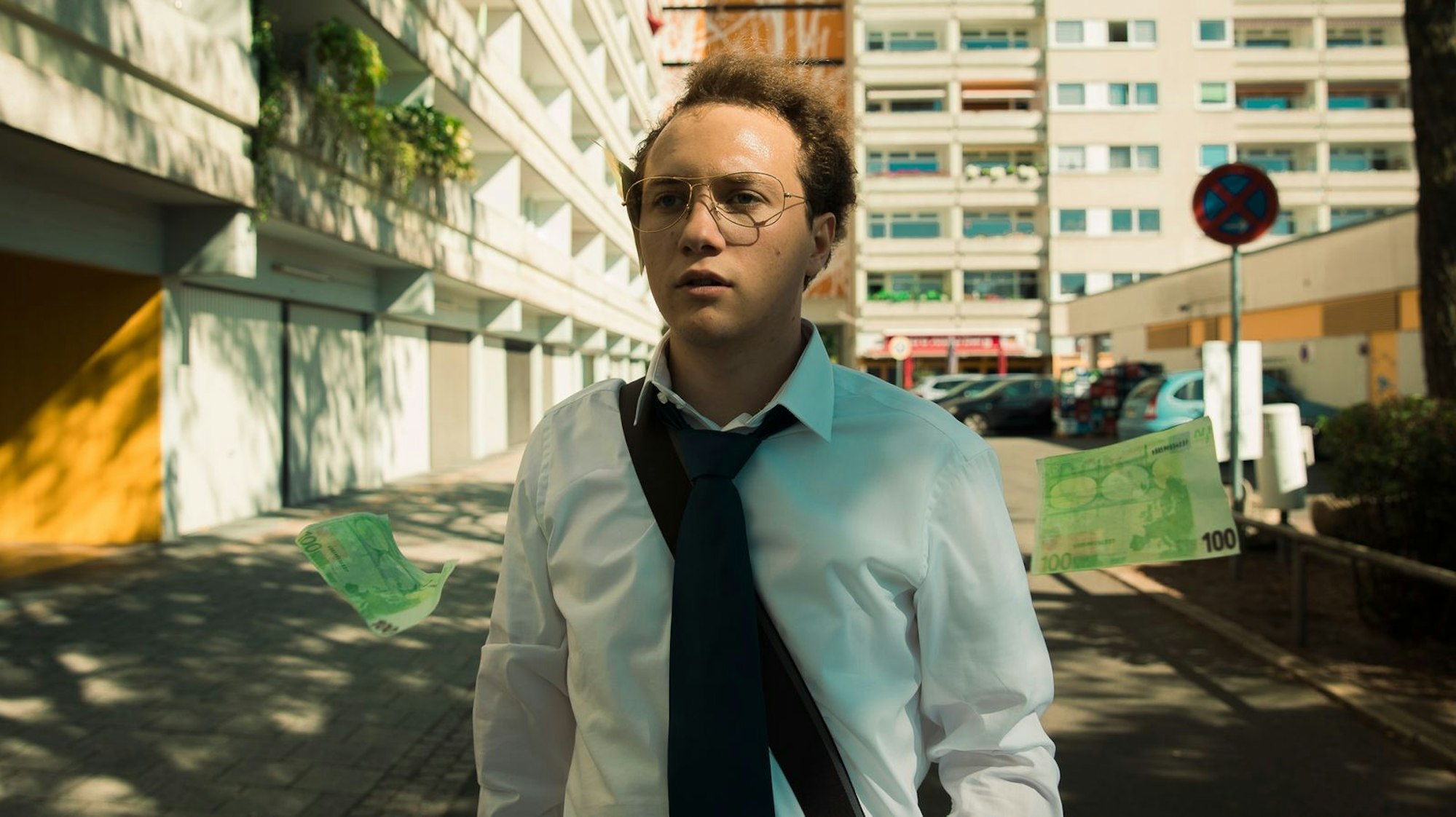 Steven (Michelangelo Fortuzzi) hat ein Händchen dafür, Ausweise zu fälschen. (Bild: 2025 Discovery Communications Benelux B.V.)