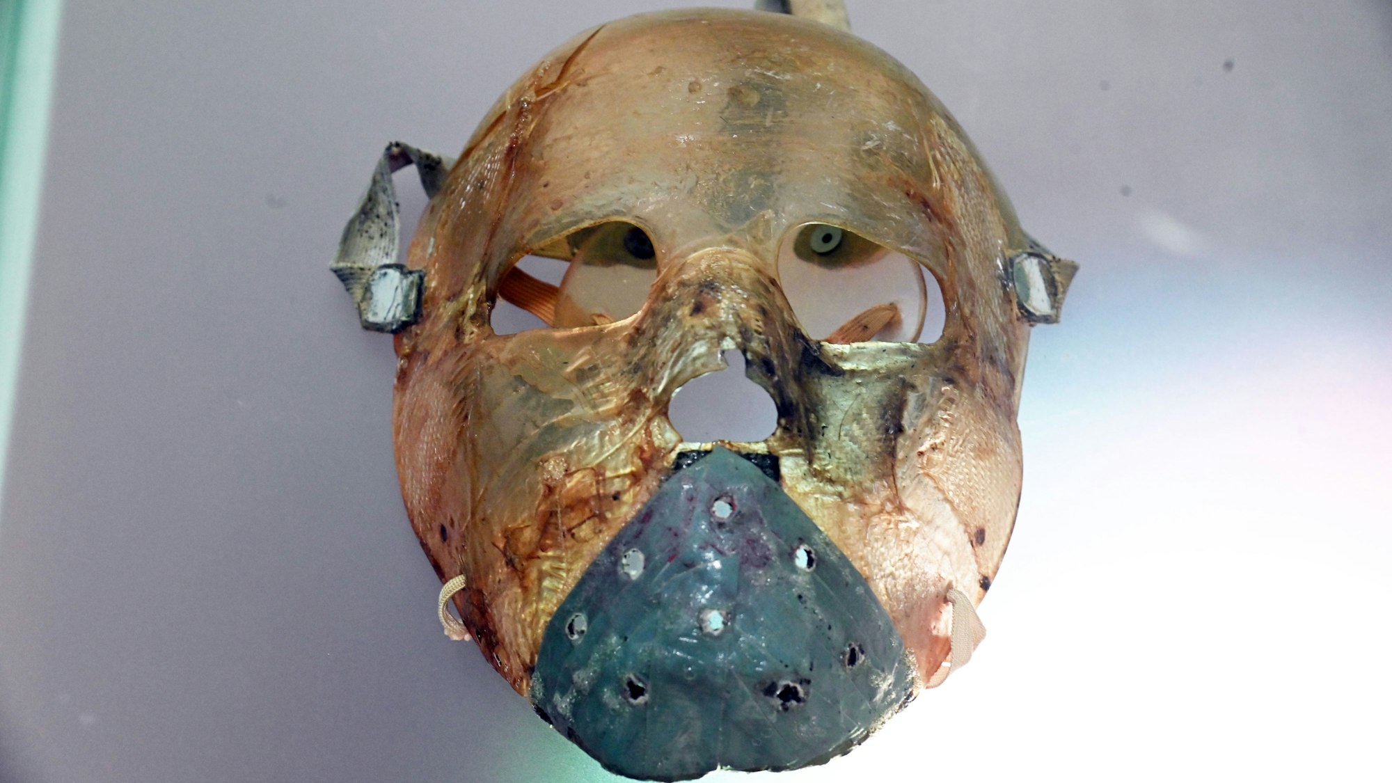Mit dieser selbst gebauten Schutzmaske spielte Eishockey-Torhüter Dieter Horky, Urgestein der Kölner Haie, Ende der 60er Jahre.