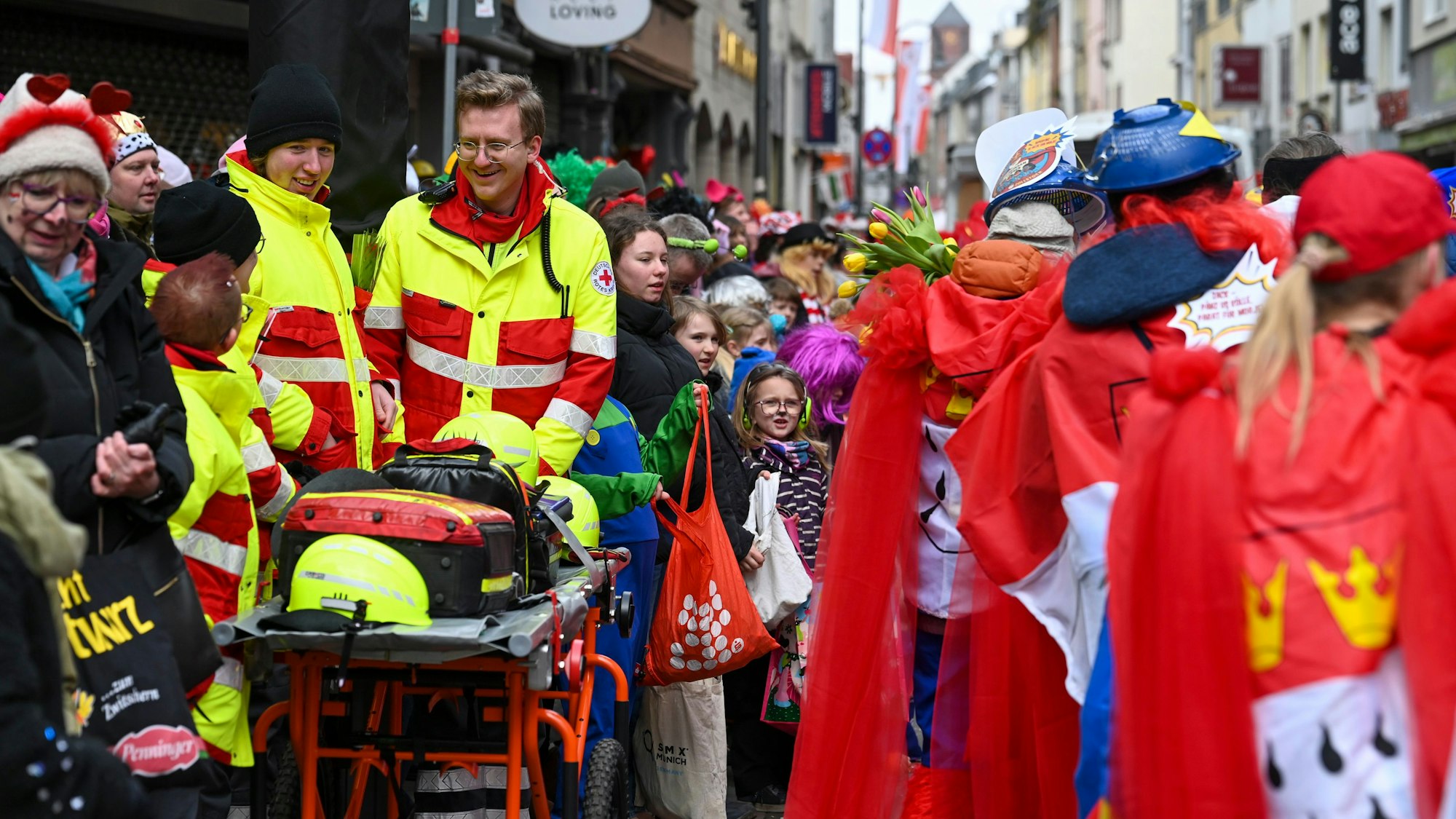 15.02.2026, Köln: Die Schull- un Veedelszöch ziehen durch die Severinstraße. Foto: Uwe Weiser