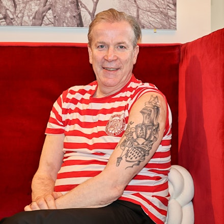 Christoph Kuckelkorn zeigt sein Tattoo auf dem Arm.