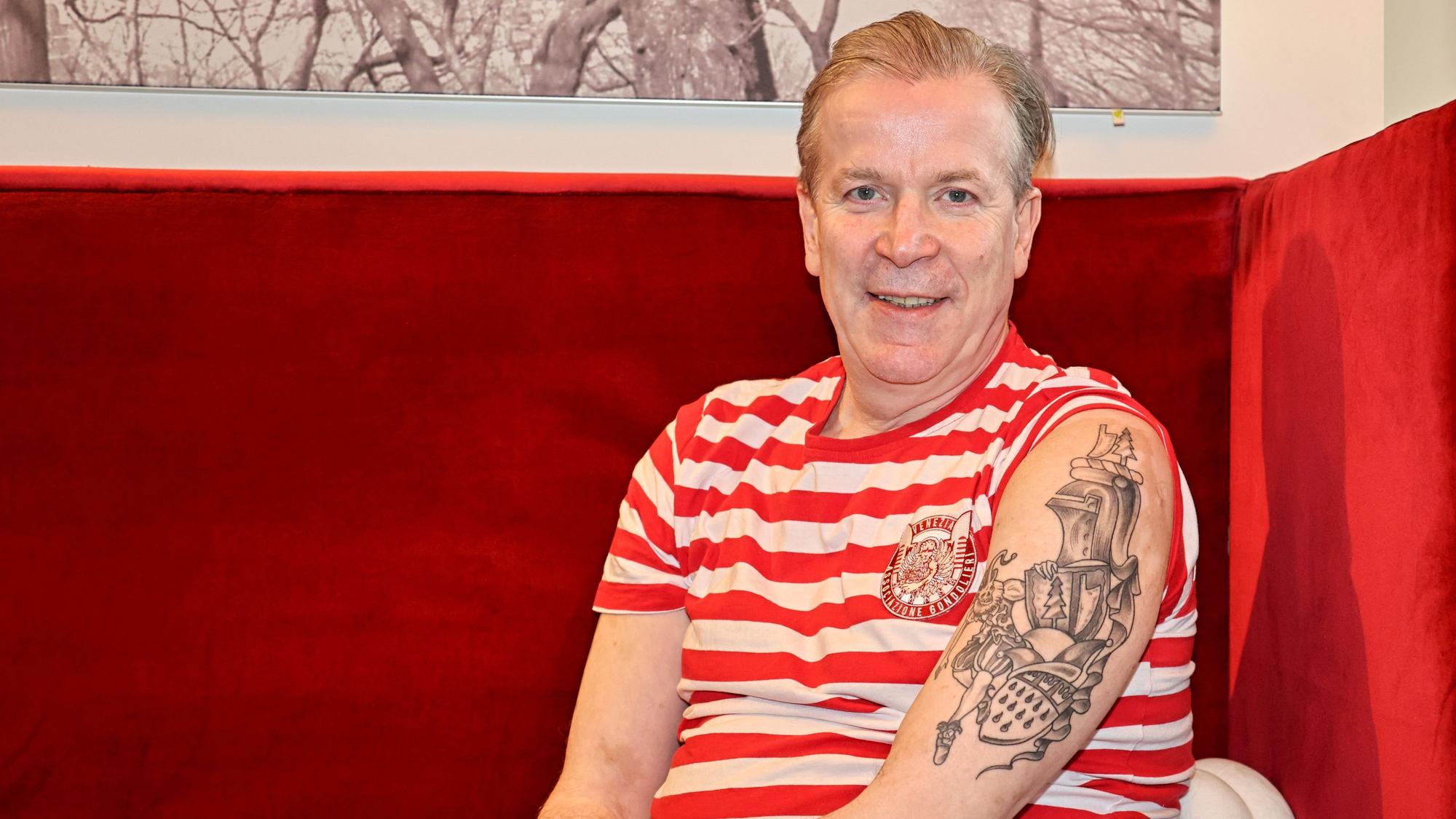 Christoph Kuckelkorn zeigt sein Tattoo auf dem Arm.