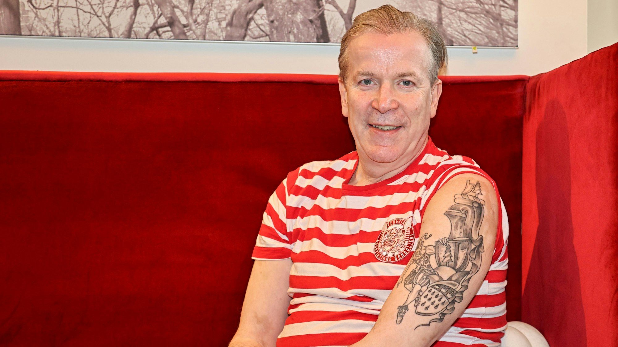 Christoph Kuckelkorn zeigt sein Tattoo auf dem Arm.