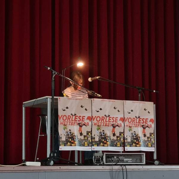 Vorlesewettbewerb-Gewinnerin Shirin auf der Bühne.