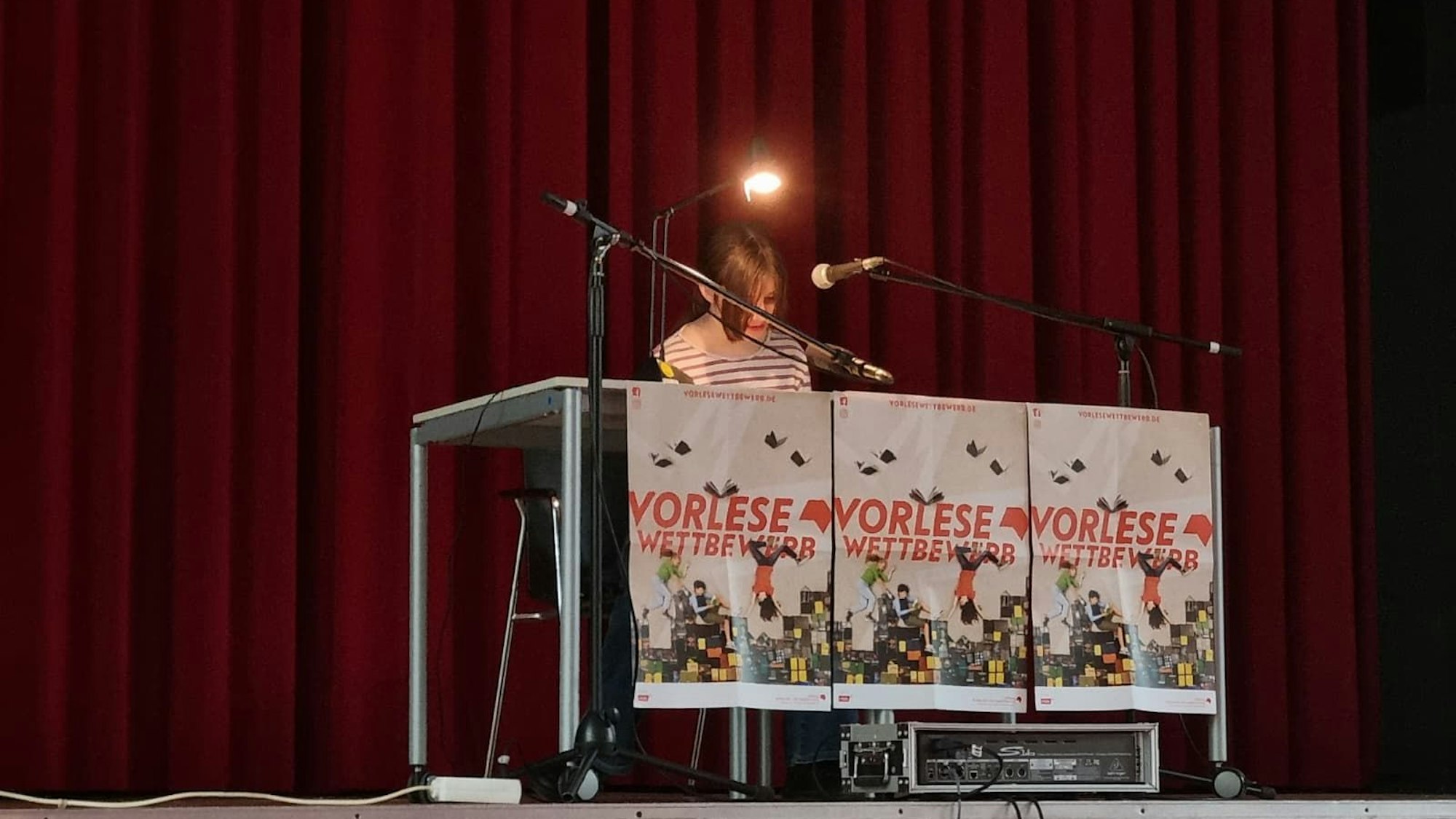 Vorlesewettbewerb-Gewinnerin Shirin auf der Bühne.