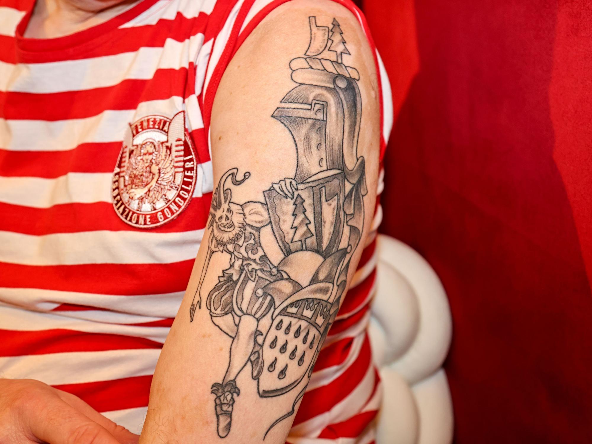 Nahaufnahme des Tattoos von Christoph Kuckelkorn.