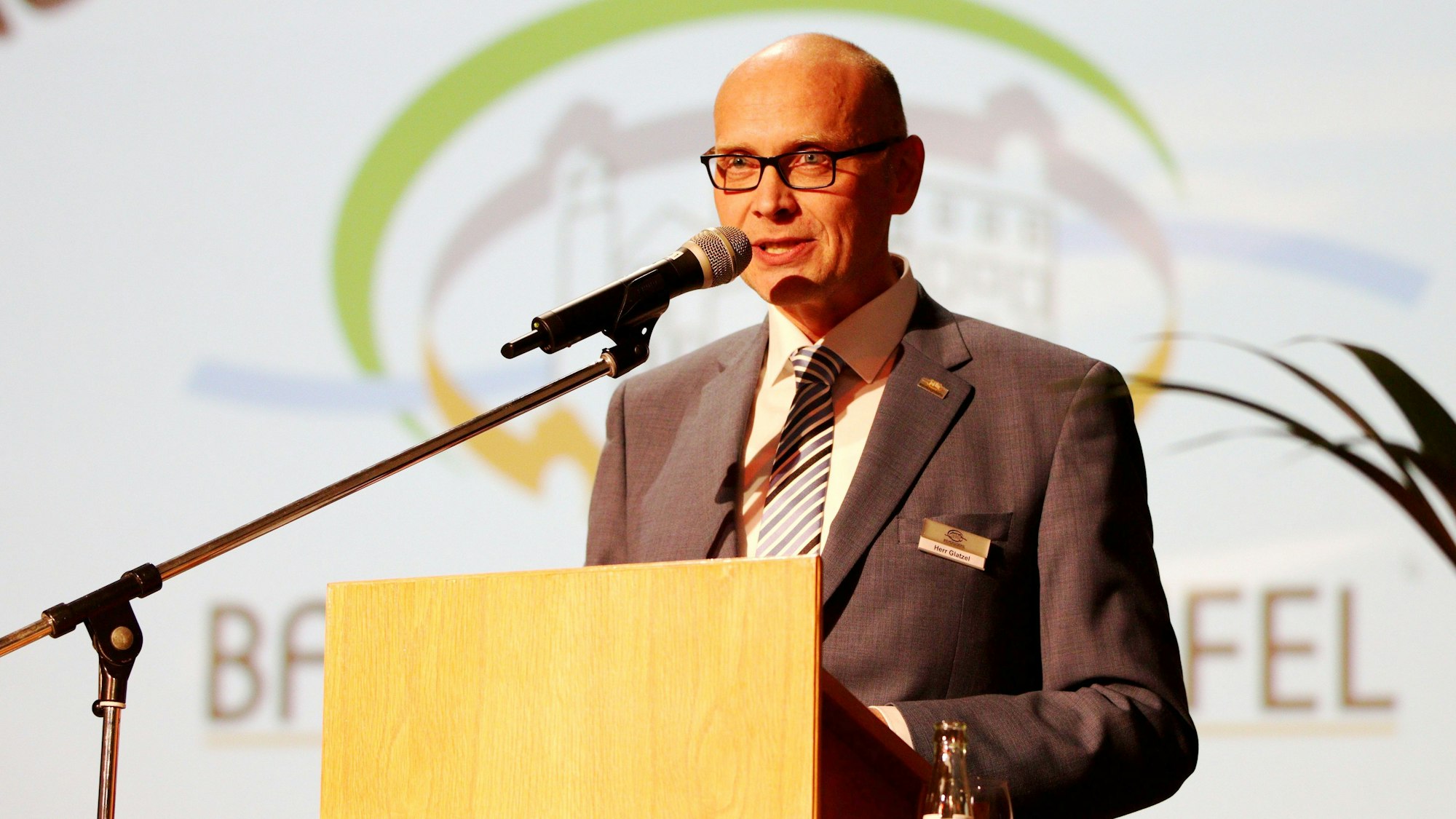 Bürgermeister Sebastian Glatzel steht beim Neujahrsempfang hinter einem Rednerpult.