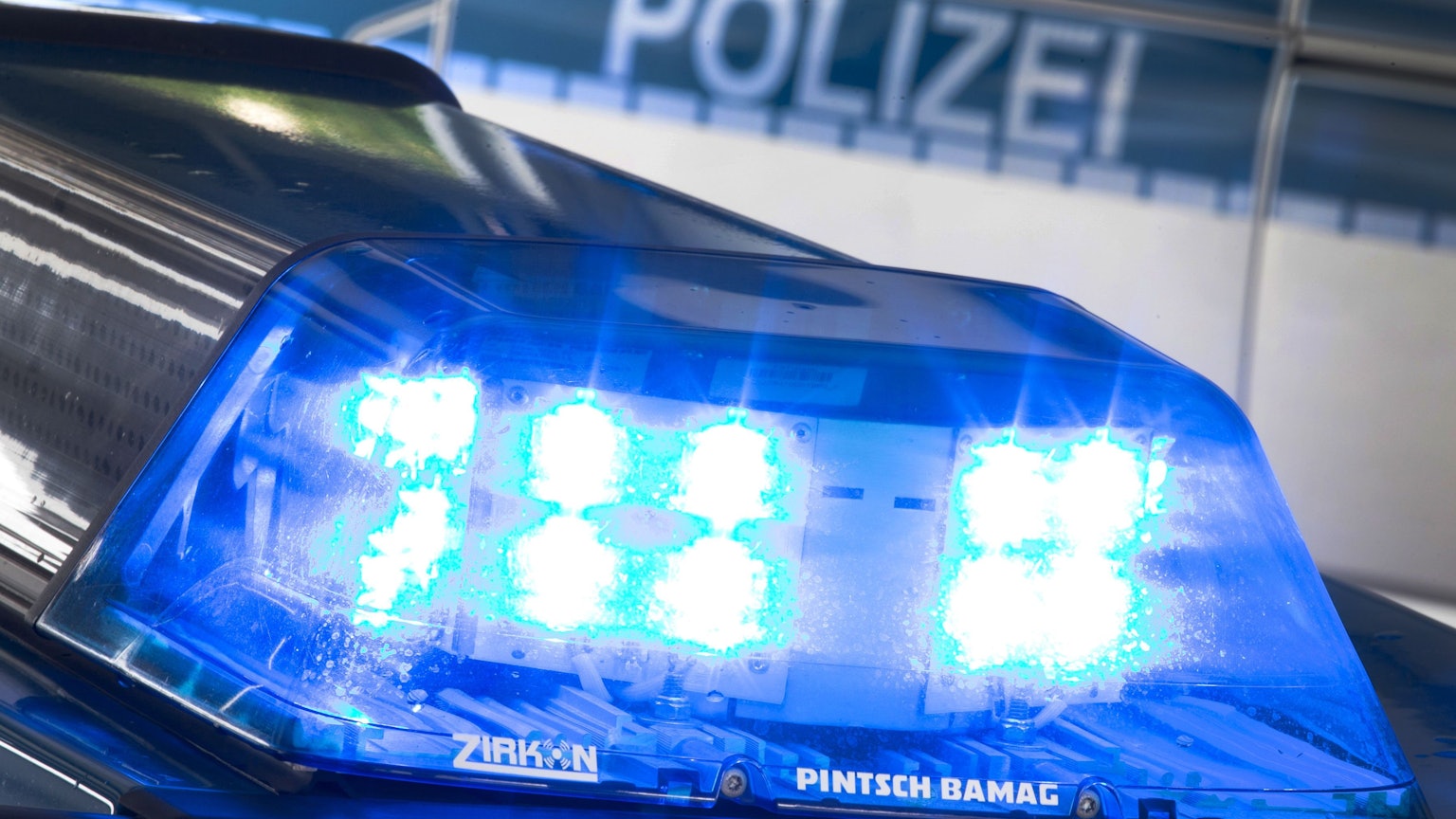 Ein Blaulicht leuchtet auf dem Dach eines Polizeiwagens.