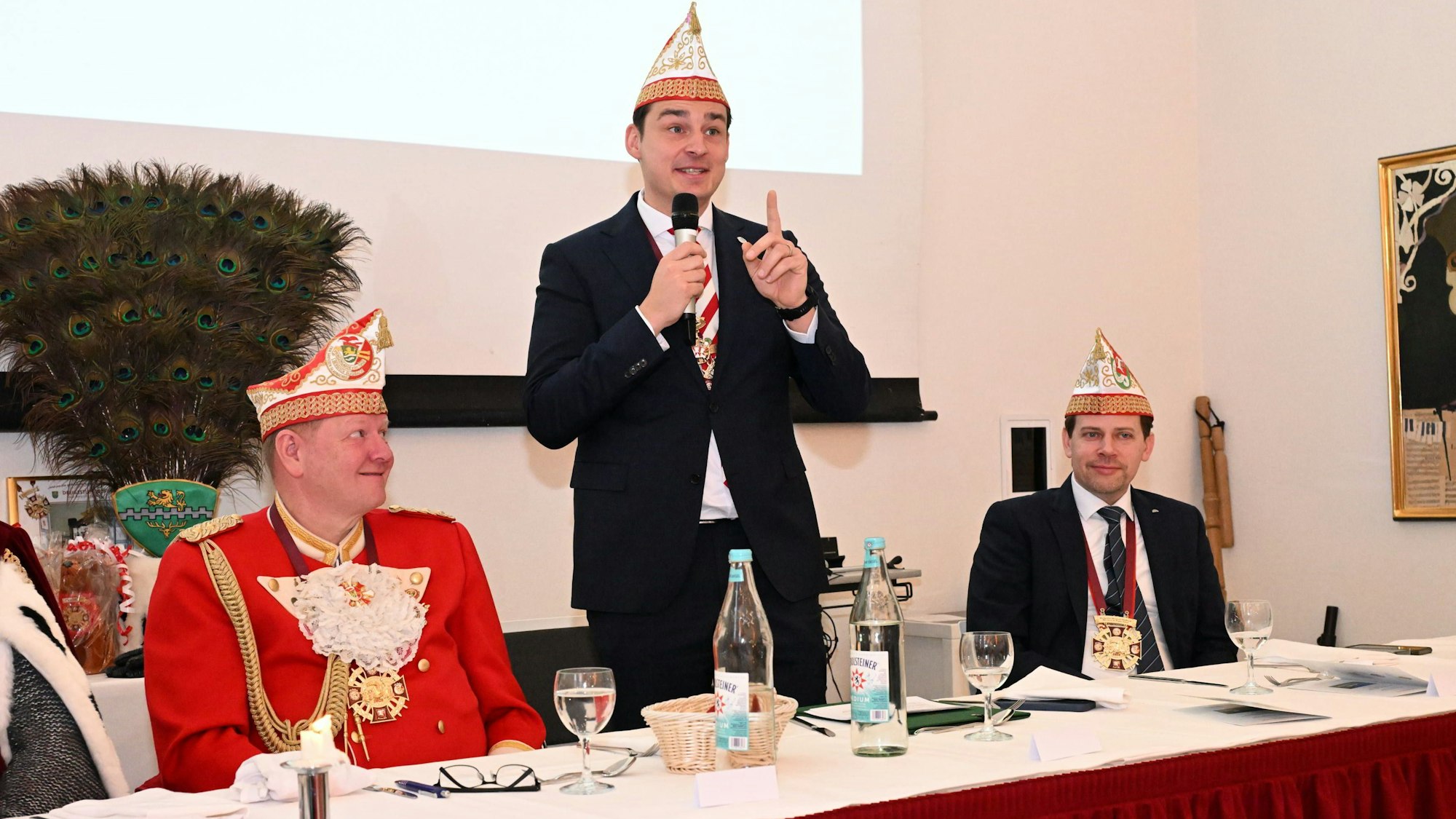 Bürgermeister Marcel Kreutz spricht beim Prinzenessen.