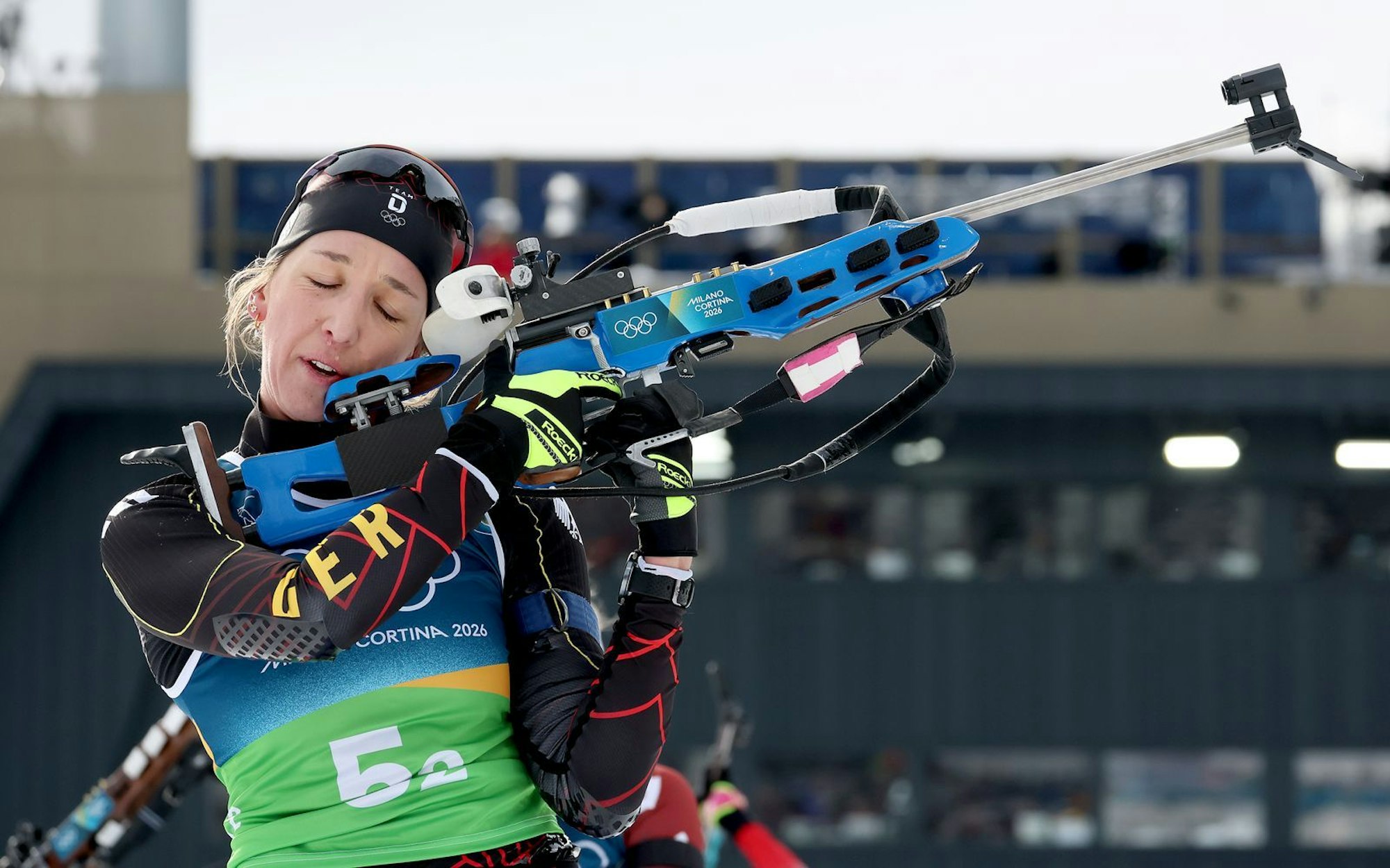 Auch an Staffel-Position 2 laufend misslang Biathletin Franziska Preuß das Stehendschießen. (Bild: 2026 Getty Images/Alexander Hassenstein)