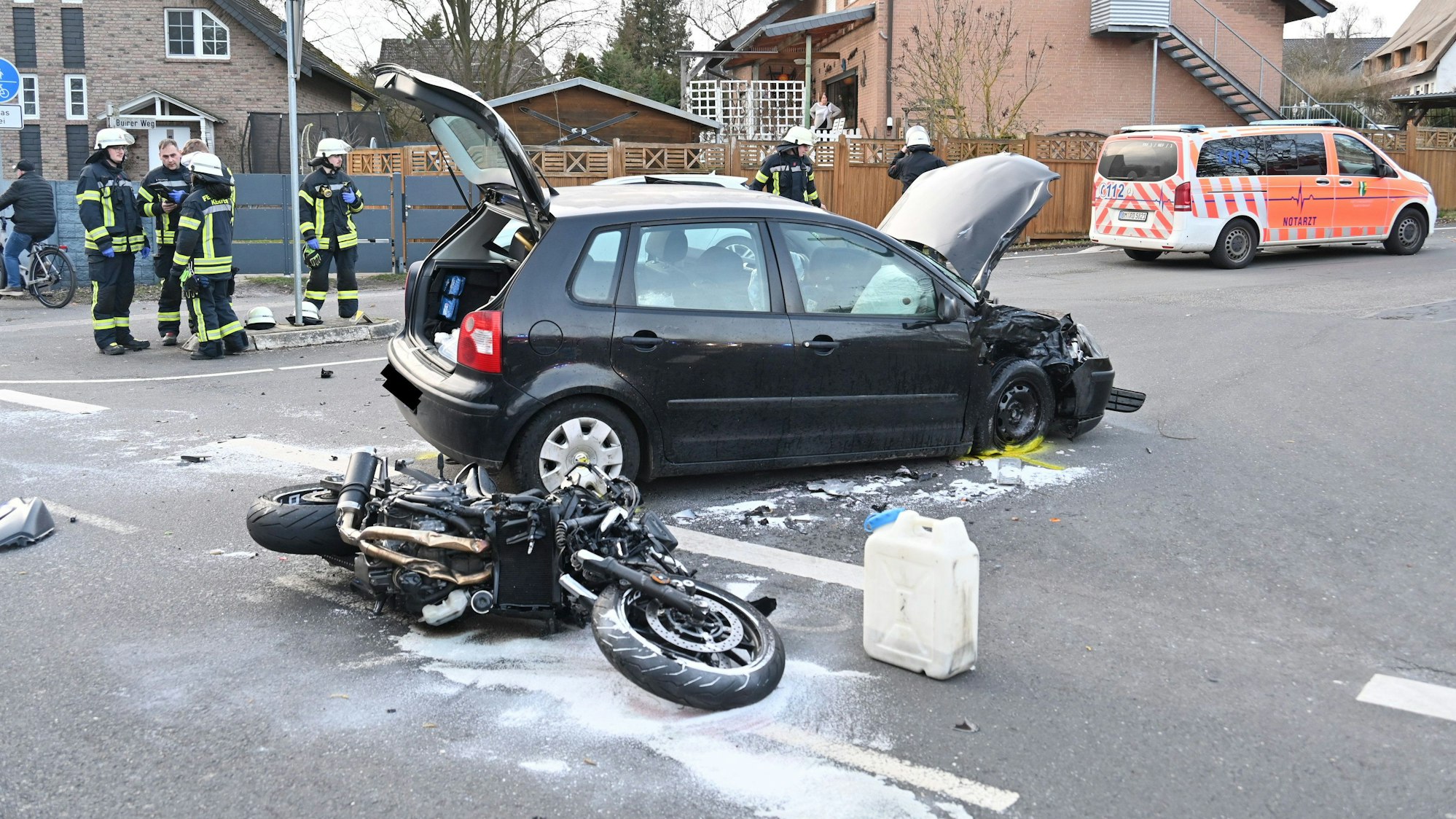 Das Bild zeigt eine Unfallstelle mit einem Auto und einem Motorrad.