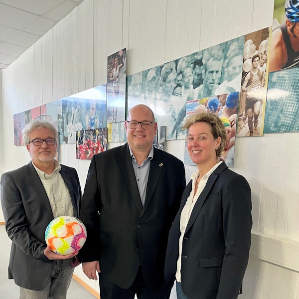 Stefan Pausch, Stefan Hebbel und Steffi Nerius machen Werbung für Leverkusens Olympiabewerbung.