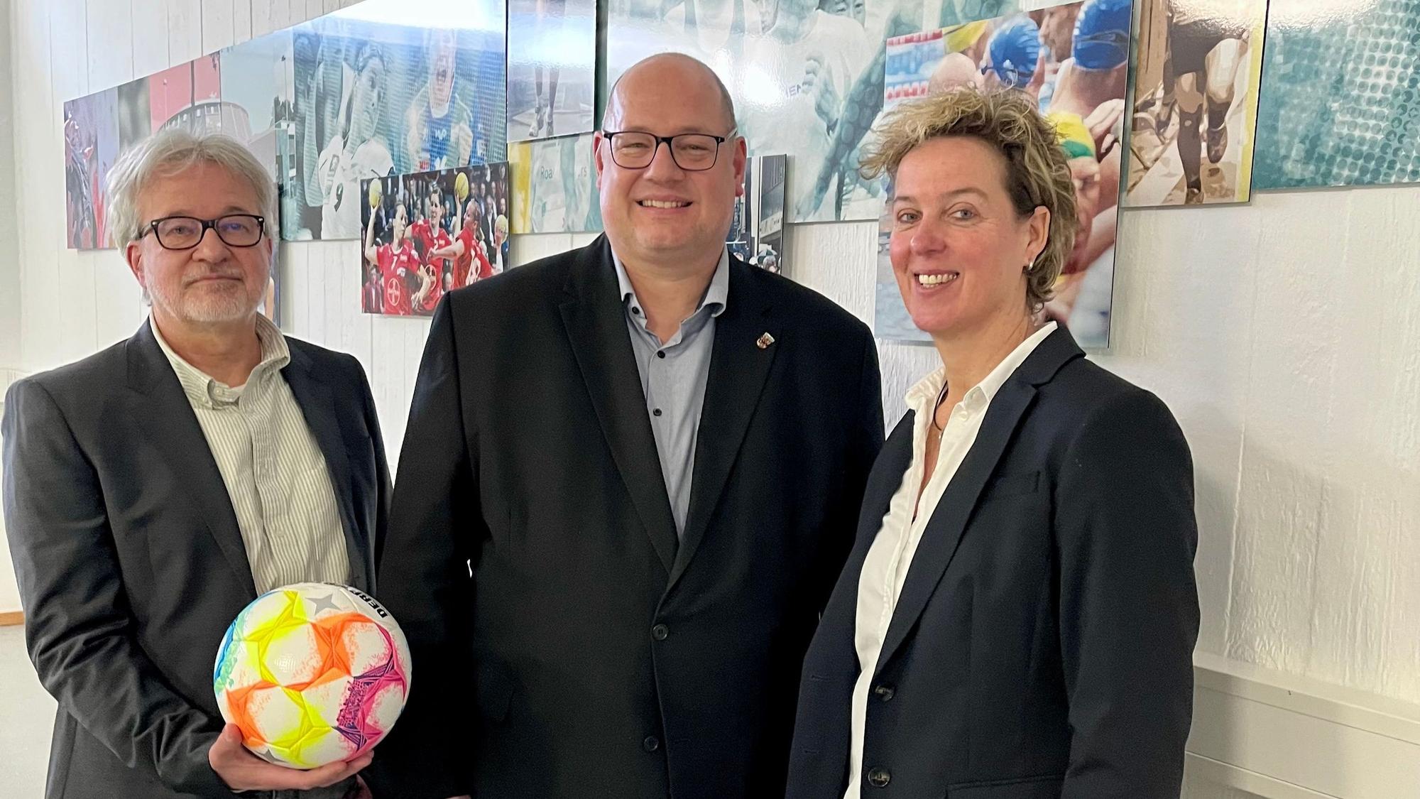 Stefan Pausch, Stefan Hebbel und Steffi Nerius machen Werbung für Leverkusens Olympiabewerbung.