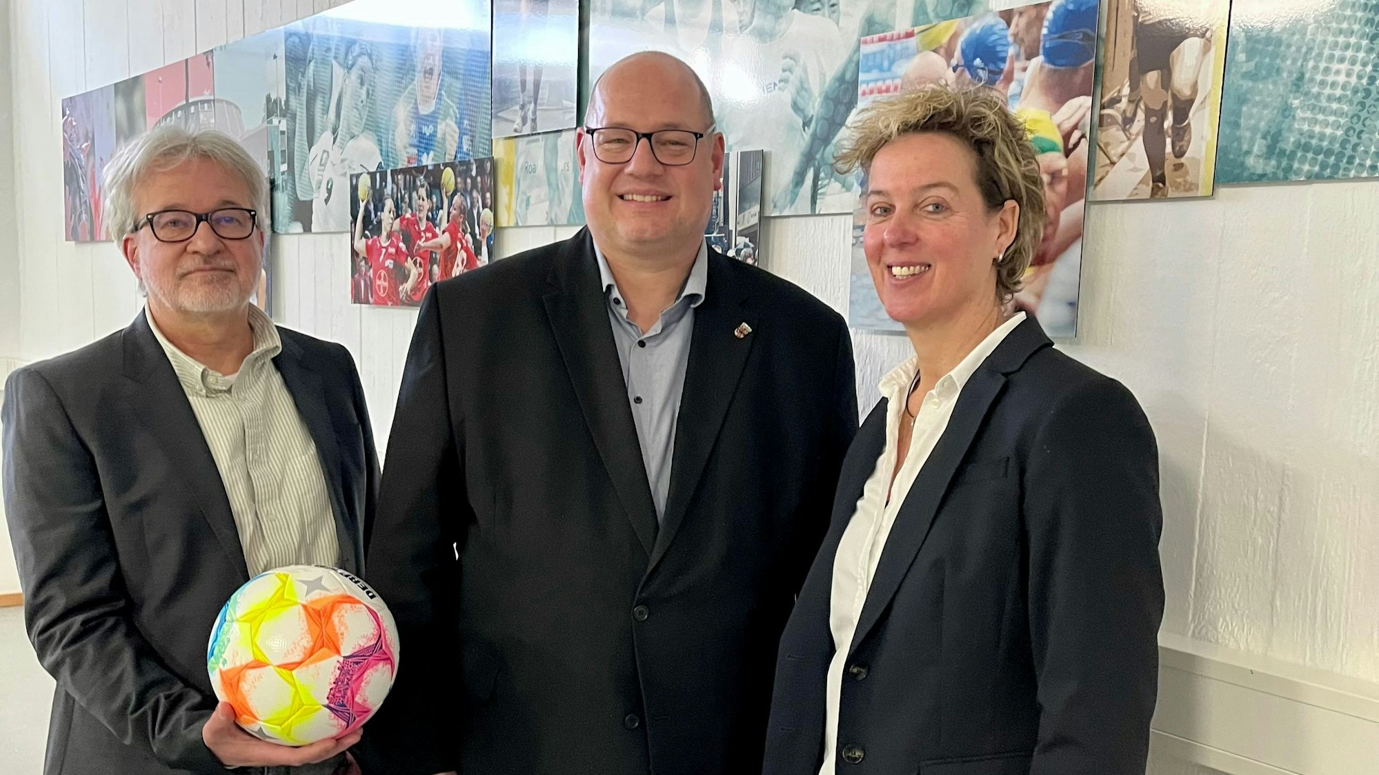 Stefan Pausch, Stefan Hebbel und Steffi Nerius machen Werbung für Leverkusens Olympiabewerbung.