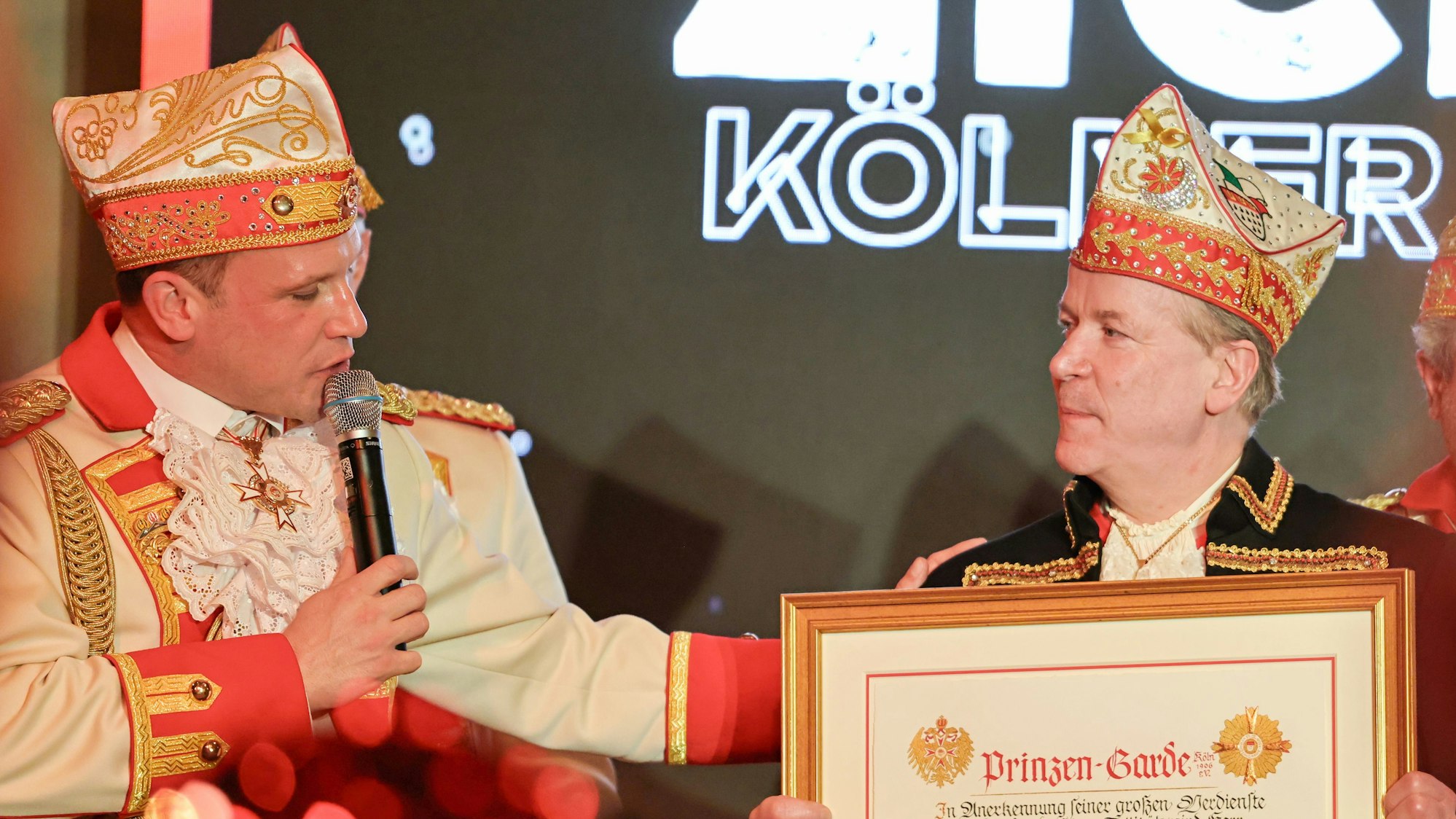 Marcel Kappestein überreicht Christoph Kuckelkorn eine Urkunde.