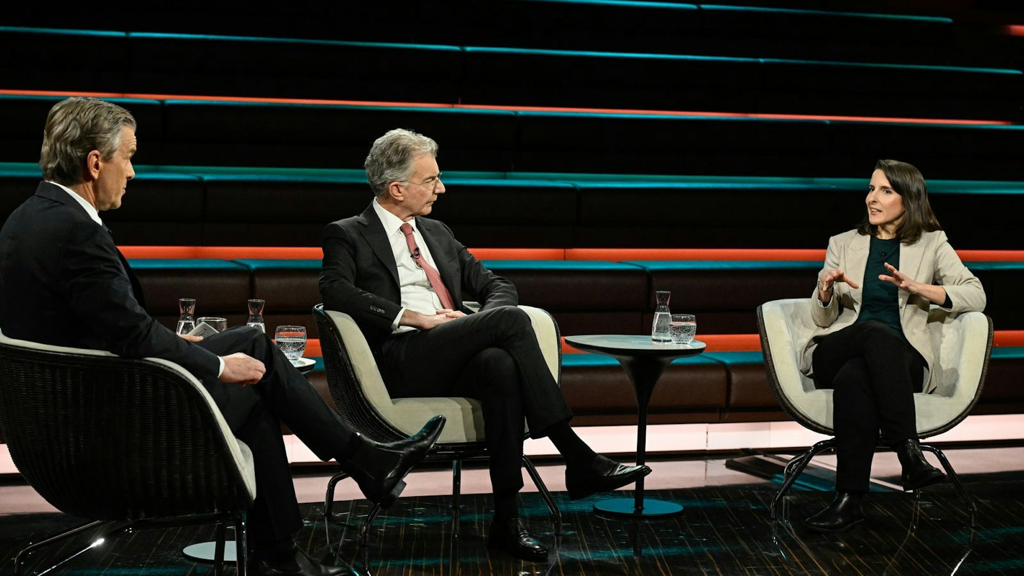 Mit seinen Gästen sprach Markus Lanz am Dienstagabend auch über die Auftaktrede von Bundeskanzler Friedrich Merz bei der Münchner Sicherheitskonferenz. (Bild: ZDF/ Markus Hertrich)