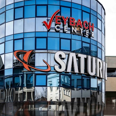Das Bild zeigt den markanten Schriftzug an der Glasfassade des Veybach-Centers.