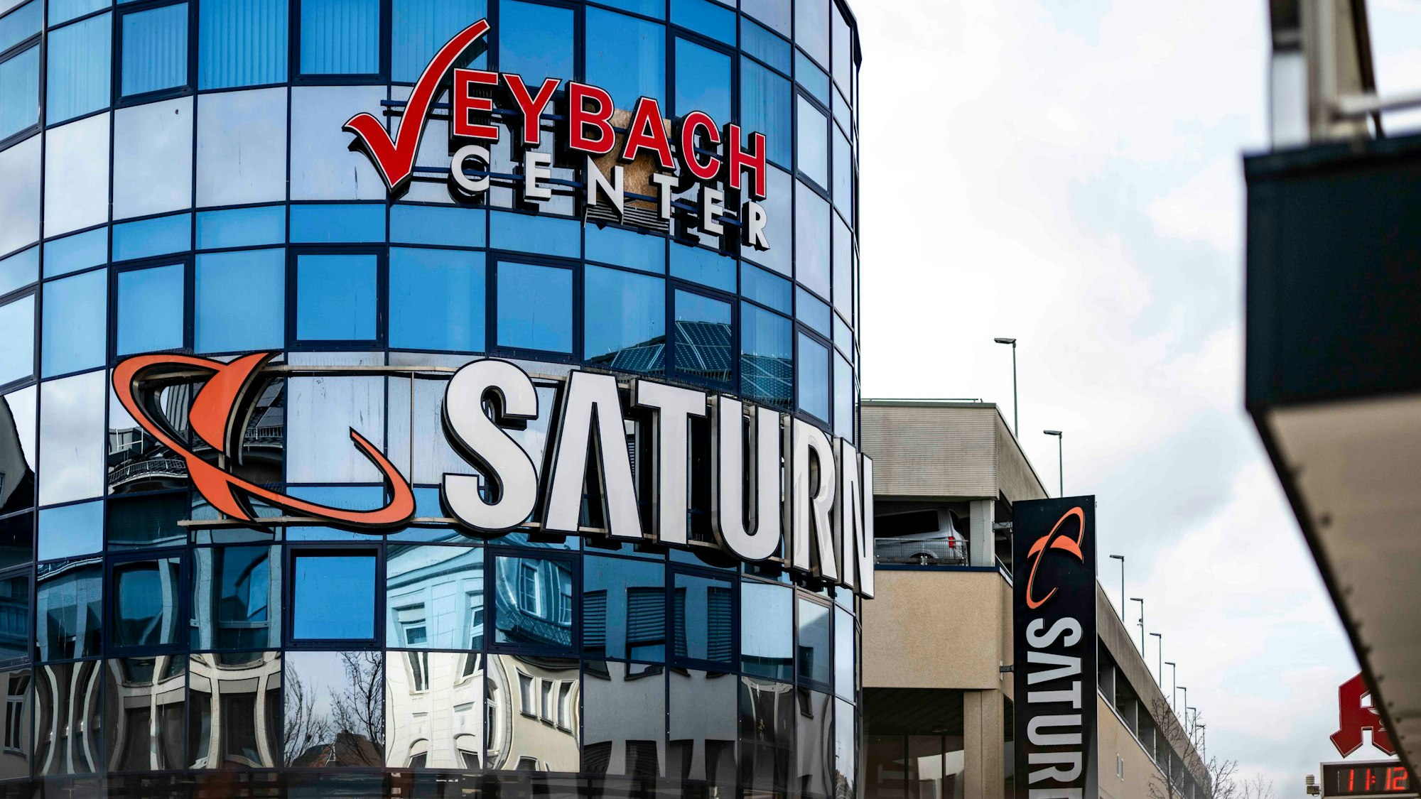 Das Bild zeigt den markanten Schriftzug an der Glasfassade des Veybach-Centers.