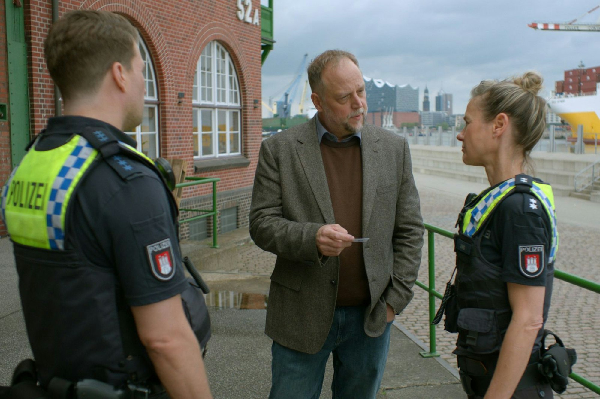 Spediteur Dieter Laube (Smudo, Mitte) soll Franzi (Rhea Harder-Vennewald, rechts) und Nick (Raúl Richter, links) dabei helfen, mehr über den Fahrer Dennis zu erfahren. (Bild: ZDF/Roland Fritzenschaft)