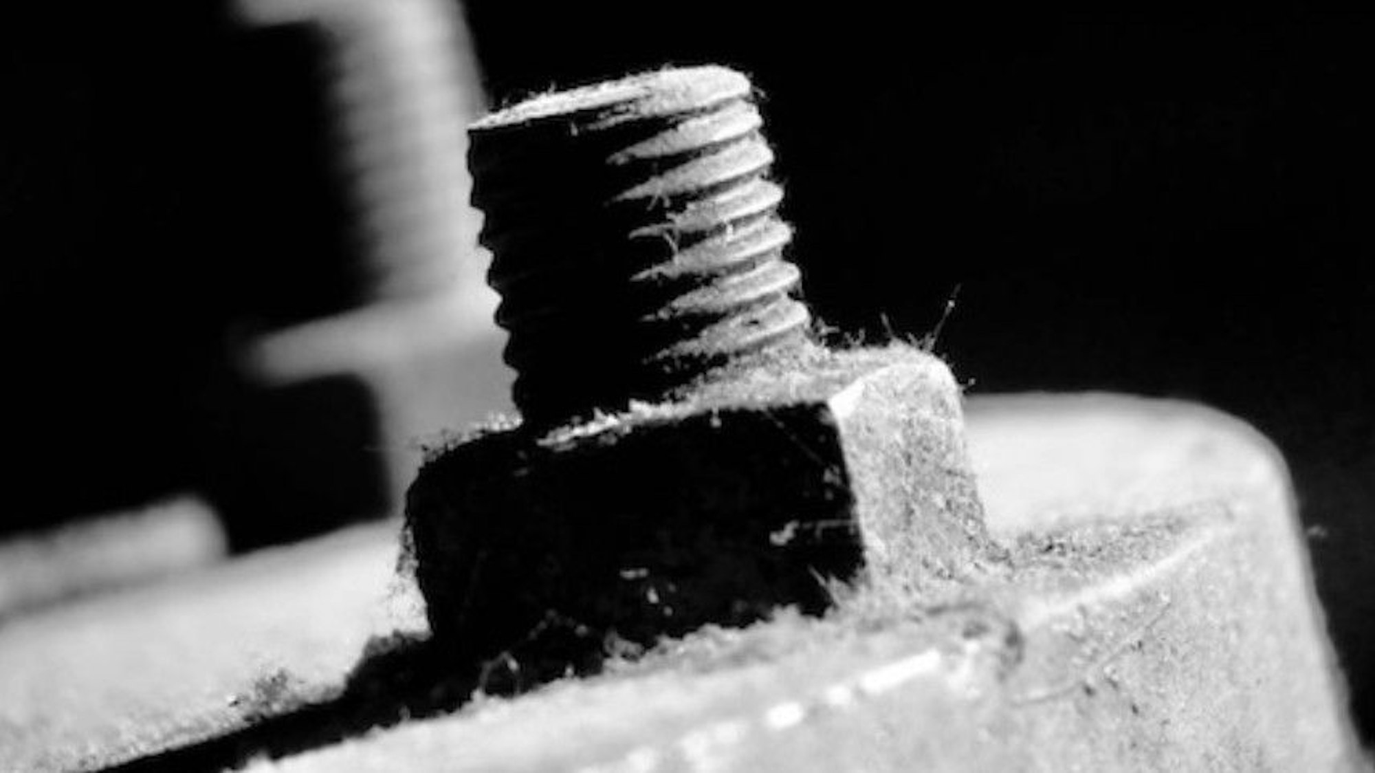 Einen ungewöhnlichen Blick auf die alten Maschinen, Räume und Arbeitsmaterialien bietet die aktuelle Ausstellung „Sensenhammer Black & White“ im Industriemuseum.