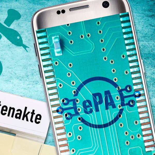 FOTOMONTAGE, Handy mit Schriftzug ePA im Display, Symbolfoto elektronische Patientenakte *** PHOTOMONTAGE, cell phone with ePA lettering on the display, symbol photo of electronic patient file