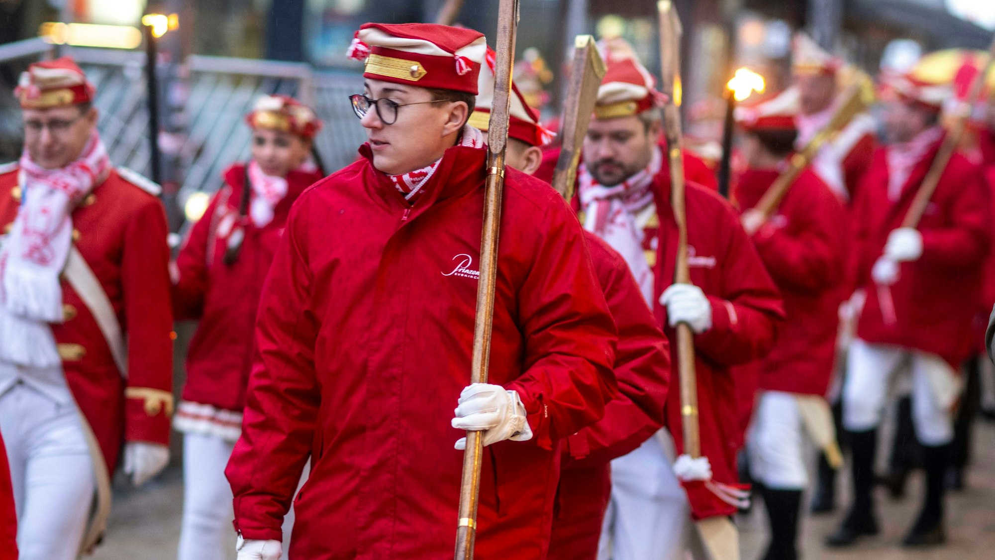 Das Bild zeigt einen Teil der Prinzengarde auf dem Weg zur Nubbelverbrennung in der Euskirchener Innenstadt.