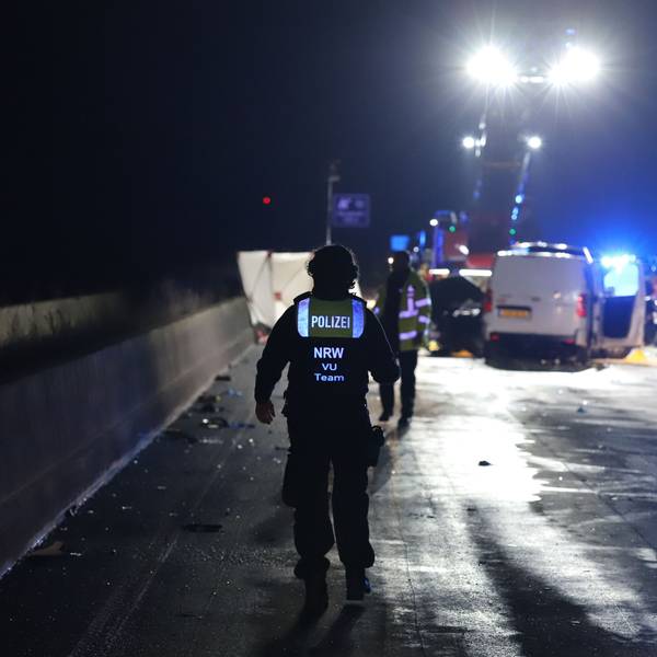 Eine Polizistin des Verkehrsunfallaufnahme-Teams an der Unfallstelle. Drei Menschen waren bei einem schweren Verkehrsunfall auf der Autobahn 61 bei Bergheim ums Leben gekommen.