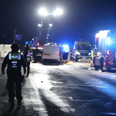 Eine Polizistin des Verkehrsunfallaufnahme-Teams an der Unfallstelle. Drei Menschen waren bei einem schweren Verkehrsunfall auf der Autobahn 61 bei Bergheim ums Leben gekommen.