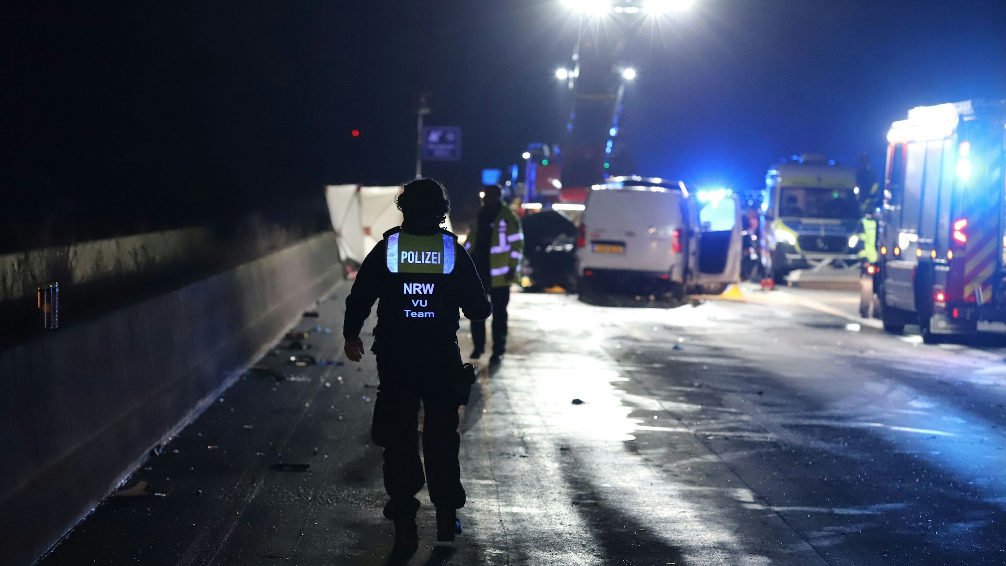 Eine Polizistin des Verkehrsunfallaufnahme-Teams an der Unfallstelle. Drei Menschen waren bei einem schweren Verkehrsunfall auf der Autobahn 61 bei Bergheim ums Leben gekommen.