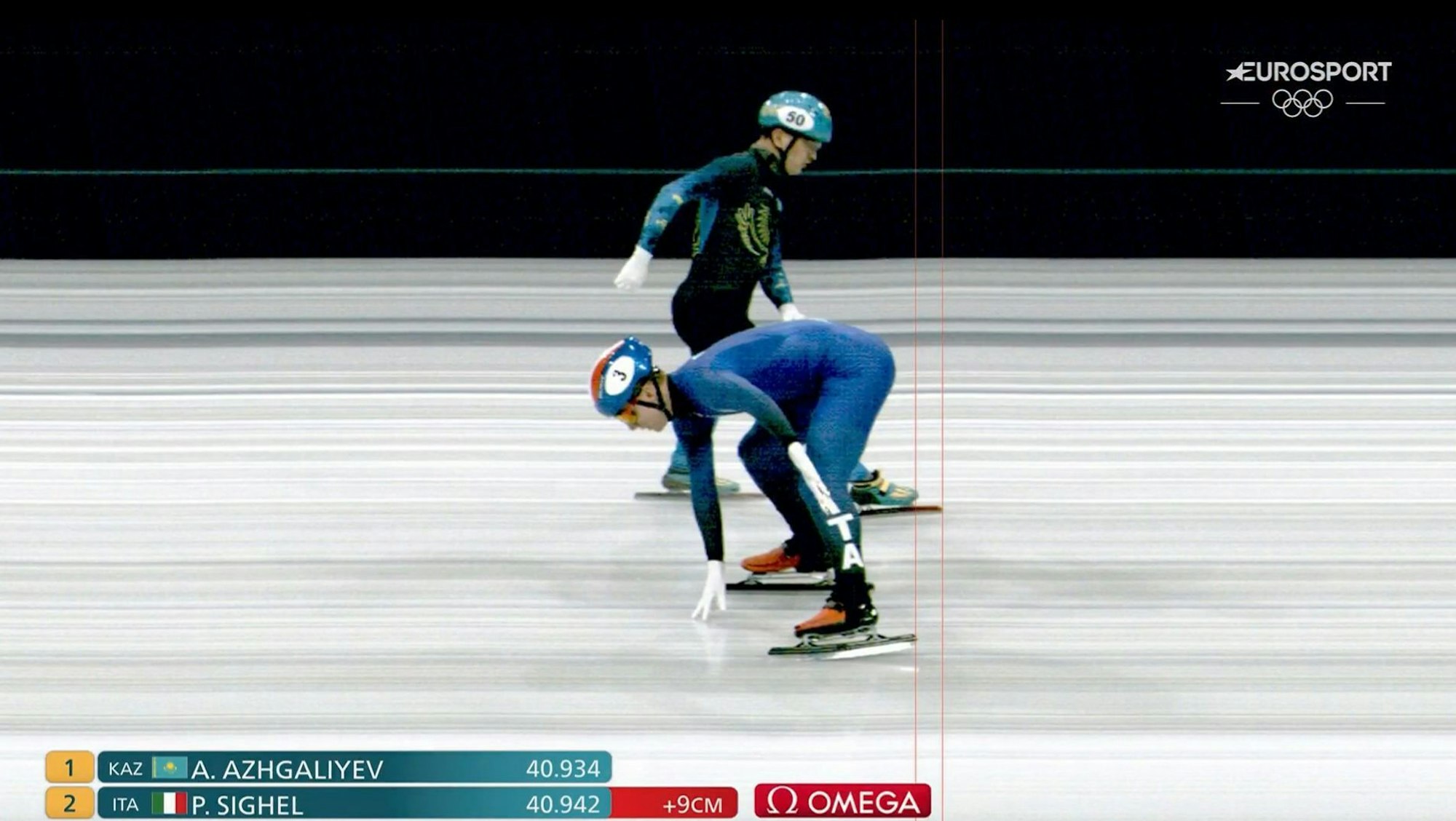 Zielfoto des Shorttrack-Rennens bei Olympia mit Absal Äschighalijew und Pietro Sighel.