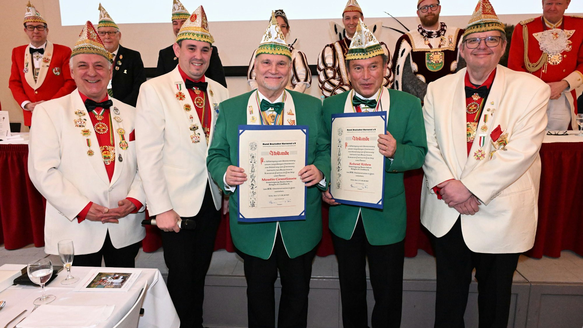 Wurden für langjähriges Engagement in der Brauchtumsvereinigung geehrt: Martin Gerstlauer (3.v.l.) und Robert Röder (2.v.r.).