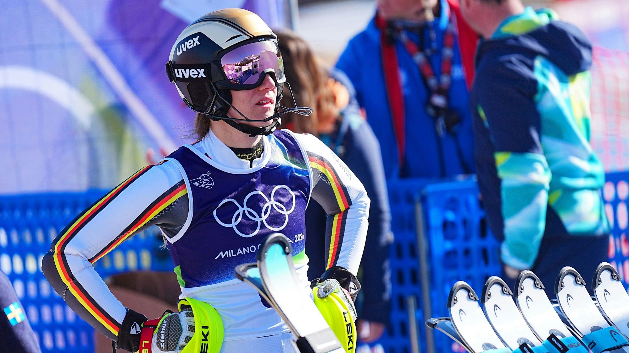 Lena Dürr steht enttäuscht im Zielbereich.