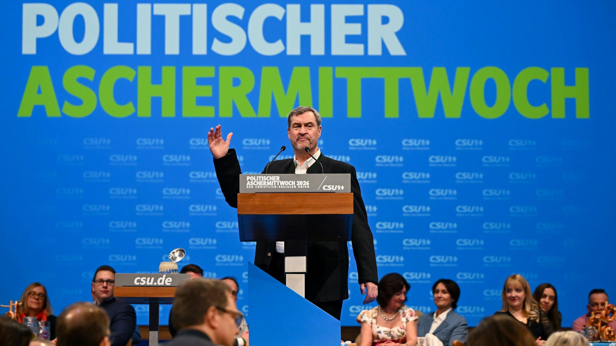 18.02.2026, Bayern, Passau: Markus Söder (CSU), Ministerpräsident von Bayern und CSU-Chef, steht beim politischen Aschermittwoch der CSU auf der Bühne. Foto: Sven Hoppe/dpa +++ dpa-Bildfunk +++