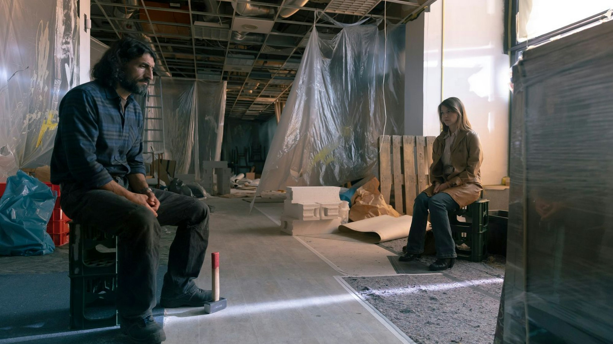 Muhammed (Numan Acar) und Hanna (Britta Hammelstein) machen sich Sorgen um ihren Sohn. (Bild: 2025 Discovery Communications Benelux B.V.)