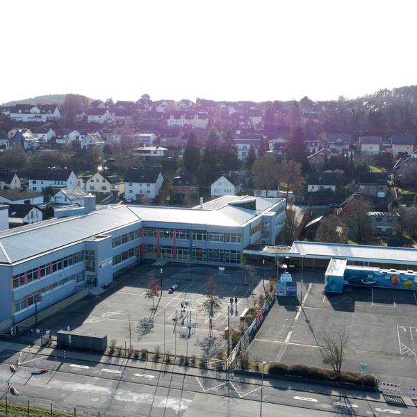Blick aus der Vogelperspektive auf die Grundschule in Kall.