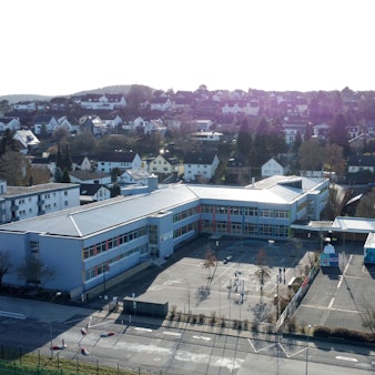 Blick aus der Vogelperspektive auf die Grundschule in Kall.