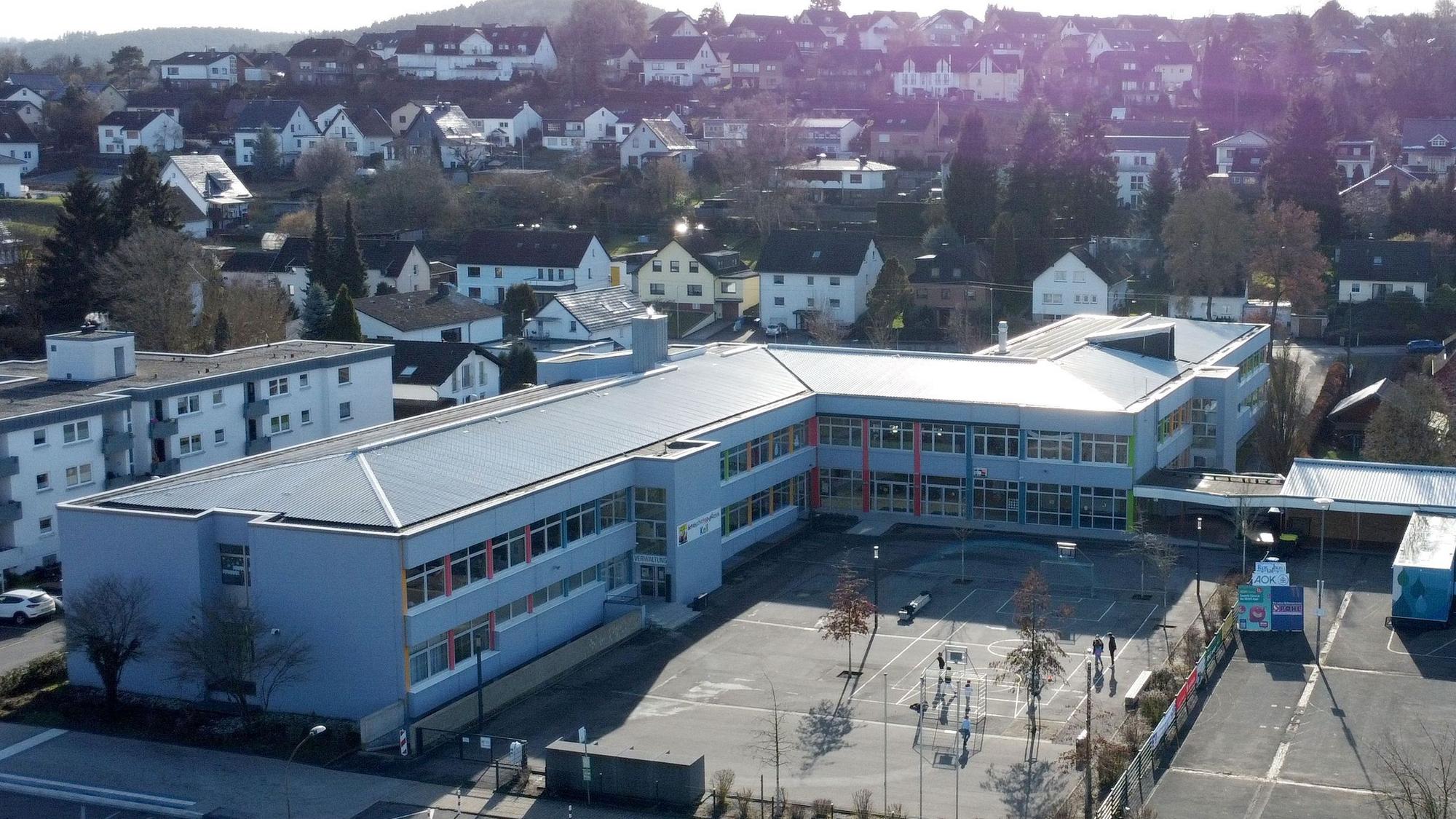 Blick aus der Vogelperspektive auf die Grundschule in Kall.