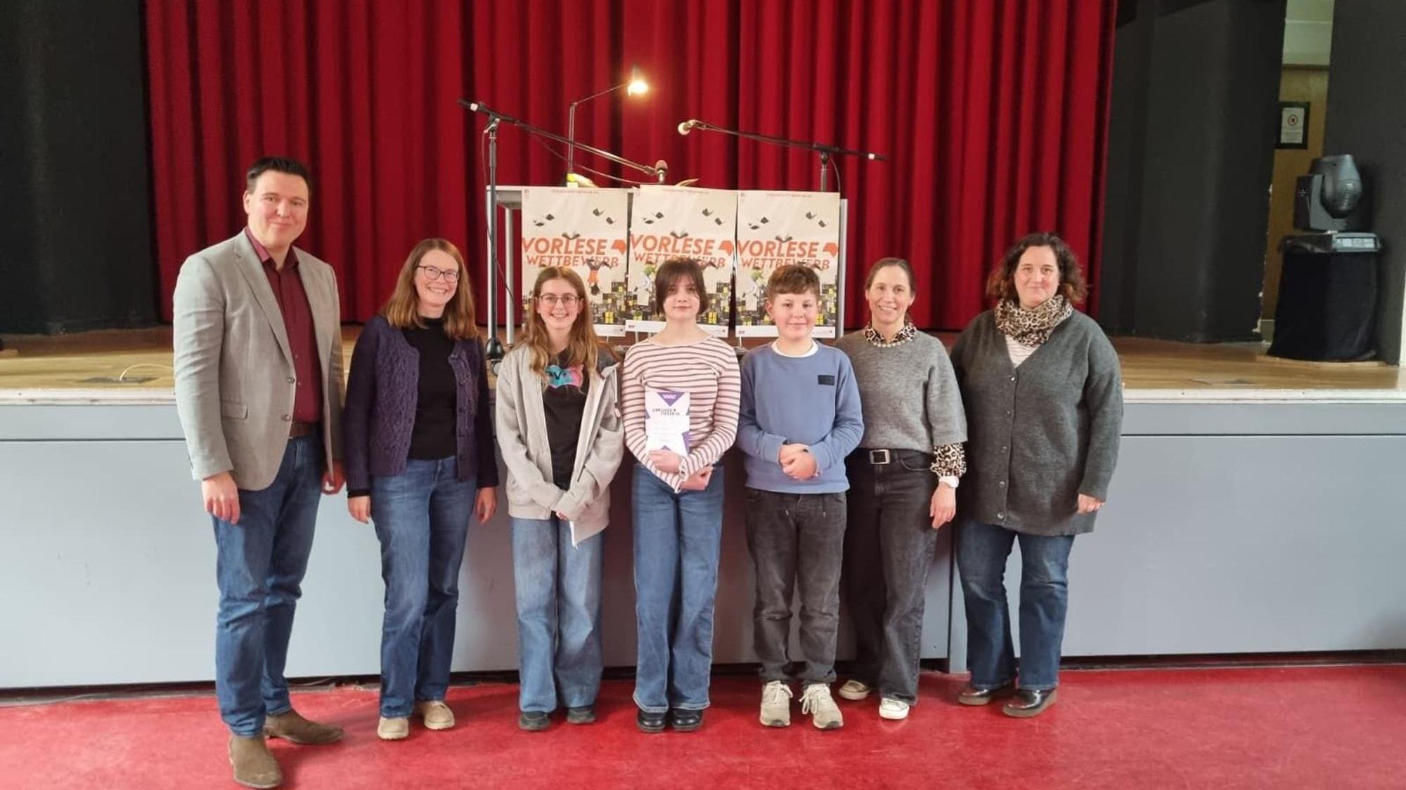 Die drei besten Vorleserinnen und Vorleser gemeinsam mit den Jurymitgliedern sowie Organisatorin Simone Dorfmüller.