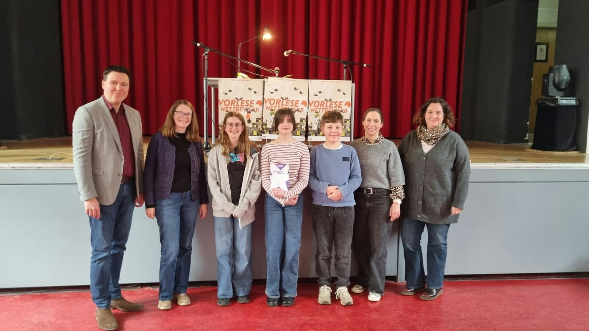 Die drei besten Vorleserinnen und Vorleser gemeinsam mit den Jurymitgliedern sowie Organisatorin Simone Dorfmüller.