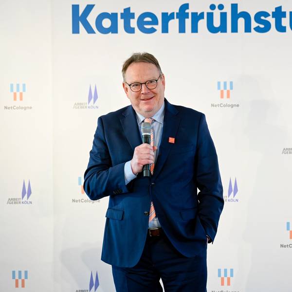 OB Torsten Burmester (SPD) mit Moderatorin Gesa Eberl beim Katerfrühstück der Arbeitgeberverbände und Netzcologne Weiser