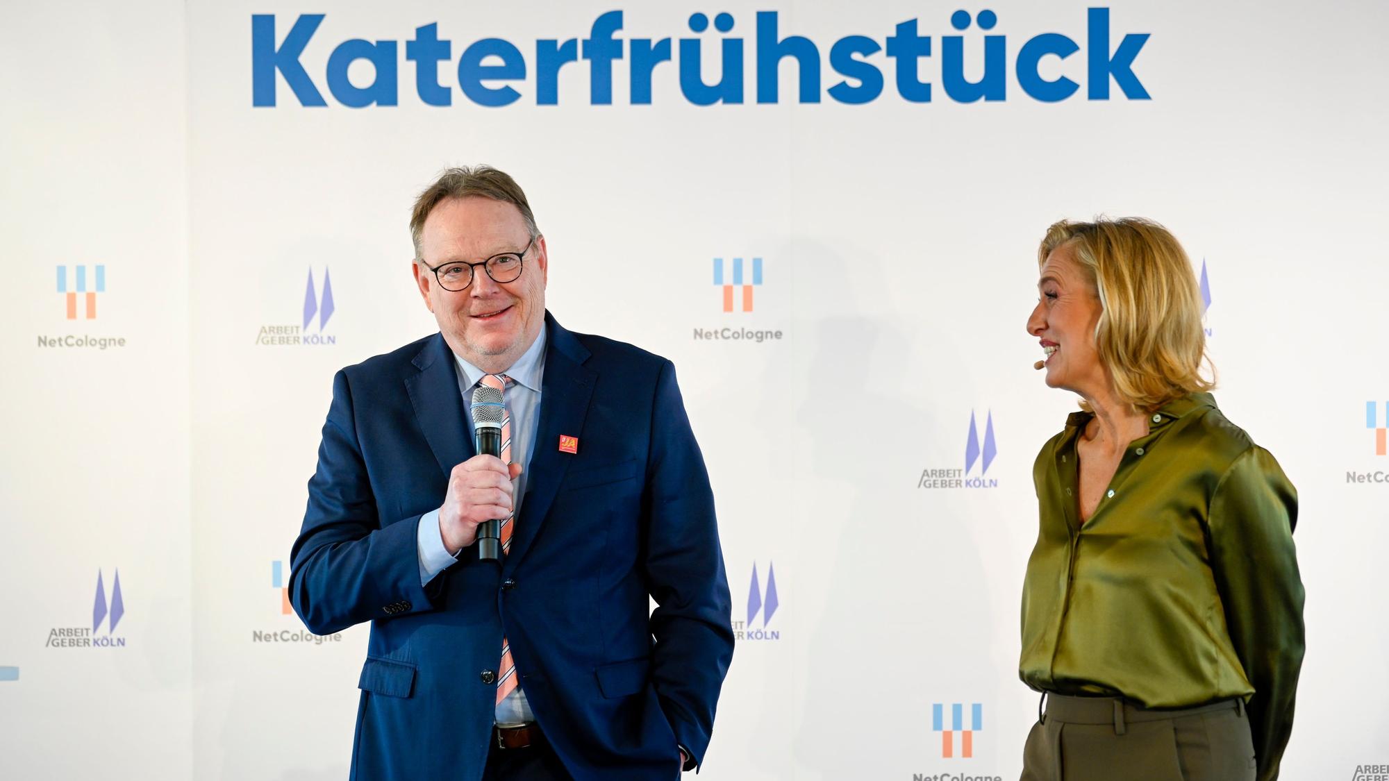 OB Torsten Burmester (SPD) mit Moderatorin Gesa Eberl beim Katerfrühstück der Arbeitgeberverbände und Netzcologne Weiser