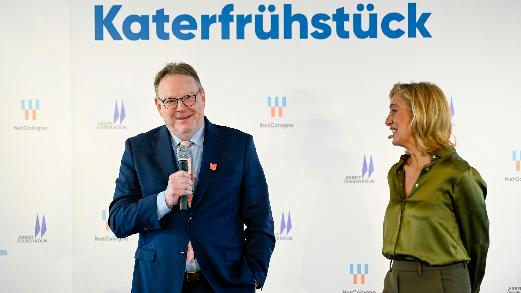 OB Torsten Burmester (SPD) mit Moderatorin Gesa Eberl beim Katerfrühstück der Arbeitgeberverbände und Netzcologne Weiser