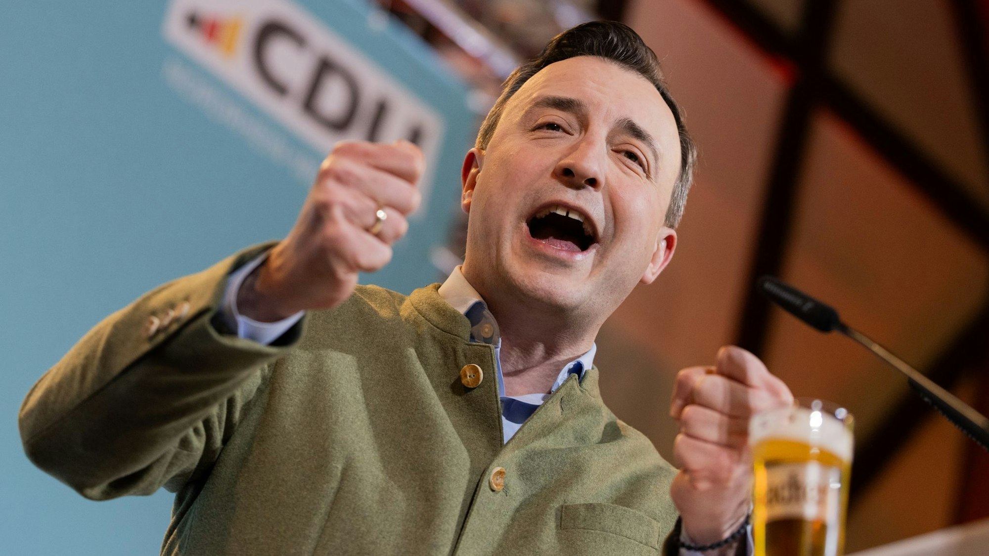 Der CDU-Generalsekretär in NRW attackierte die AfD, aber auch die Linke.