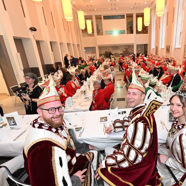 Prinz Thomas III. Bauer Maurice und Jungfrau Lea sitzen an einem Tisch beim Prinzenessen im Kardinal-Schulte-Haus.
