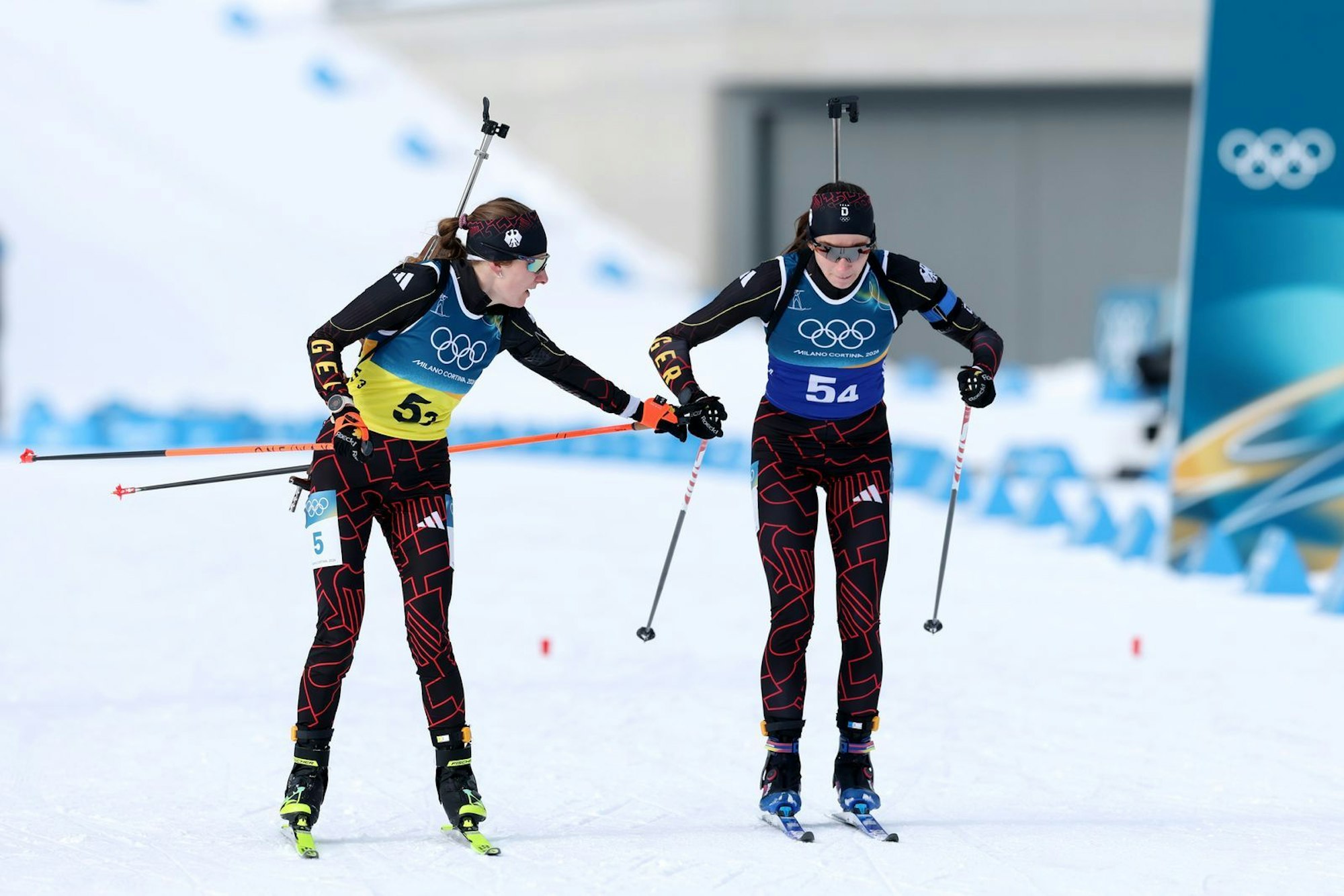 Janina Hettich-Walz (links) übergibt an Schlussläuferin Vanessa Voigt. Am Ende wird es keine Medaille geben. (Bild: 2026 Getty Images/Michael Steele)