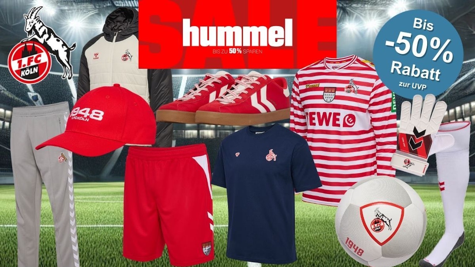 1. FC Köln hummel Fanartikel wie Trikot, Jacke, Trainingshose, Shirt, Sneaker, Handschuhe, Cap und Ball vor einem Hintergrund eines Fußballstadions bei Nacht mit Flutlicht.