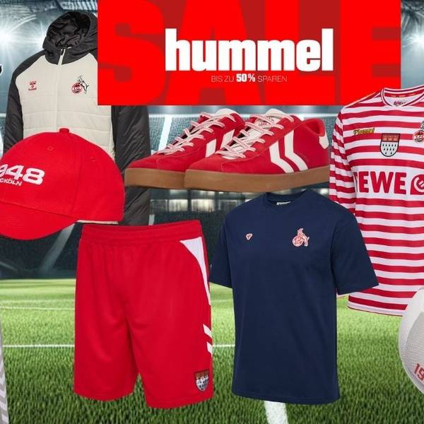 1. FC Köln hummel Fanartikel wie Trikot, Jacke, Trainingshose, Shirt, Sneaker, Handschuhe, Cap und Ball vor einem Hintergrund eines Fußballstadions bei Nacht mit Flutlicht.