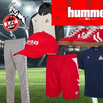 1. FC Köln hummel Fanartikel wie Trikot, Jacke, Trainingshose, Shirt, Sneaker, Handschuhe, Cap und Ball vor einem Hintergrund eines Fußballstadions bei Nacht mit Flutlicht.