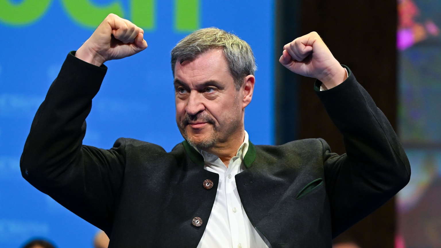 Markus Söder (CSU), Ministerpräsident von Bayern und CSU-Chef, lässt sich beim politischen Aschermittwoch der CSU nach seiner Rede auf der Bühne feiern.