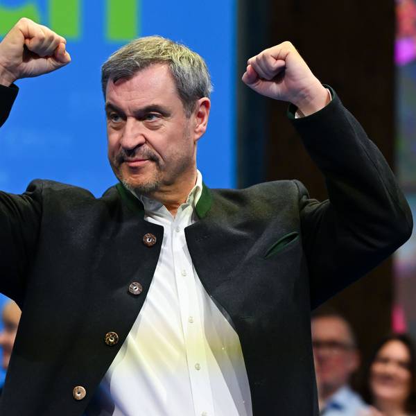 Markus Söder (CSU), Ministerpräsident von Bayern und CSU-Chef, lässt sich beim politischen Aschermittwoch der CSU nach seiner Rede auf der Bühne feiern.